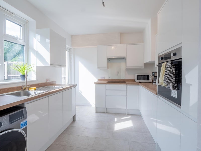 Room Huntingfield Road in Greater London