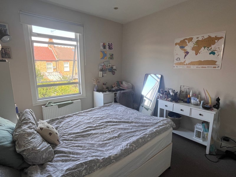 Flat Crabtree Lane in Greater London