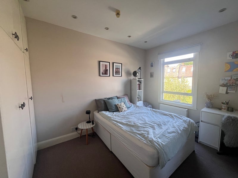 Flat Crabtree Lane in Greater London