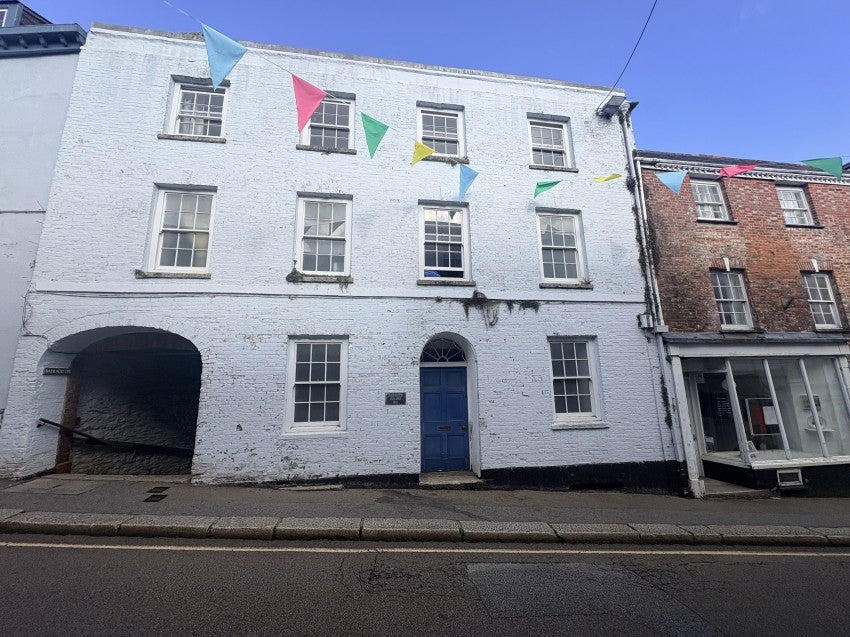 Flat Harbour Terrace in Falmouth