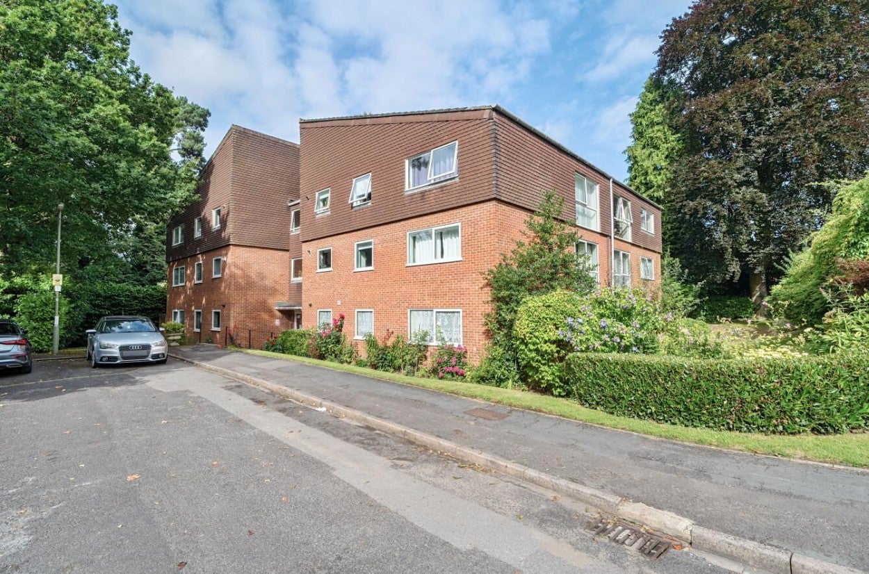 Flat Court Gardens in Surrey Heath