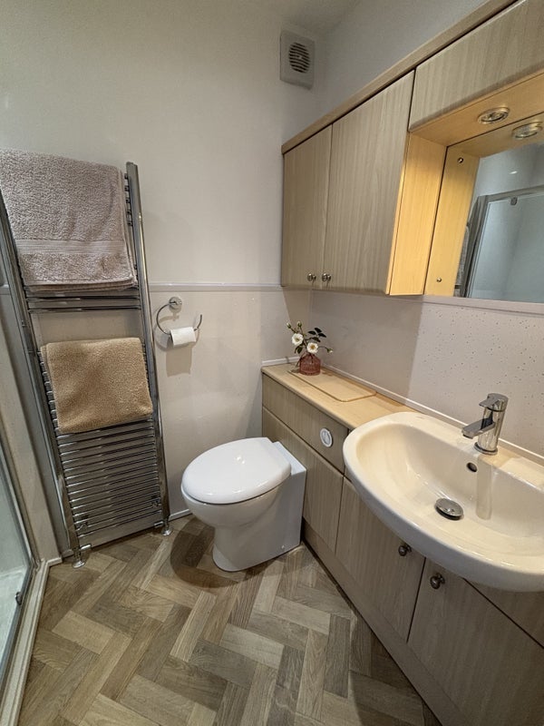 Room Winifred Road in Poole