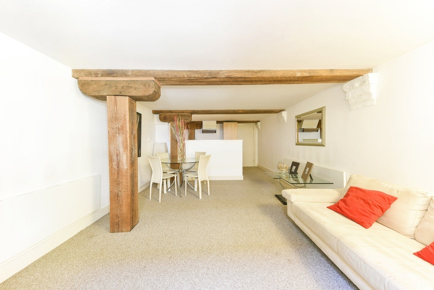 Flat Rotherhithe Street in Greater London