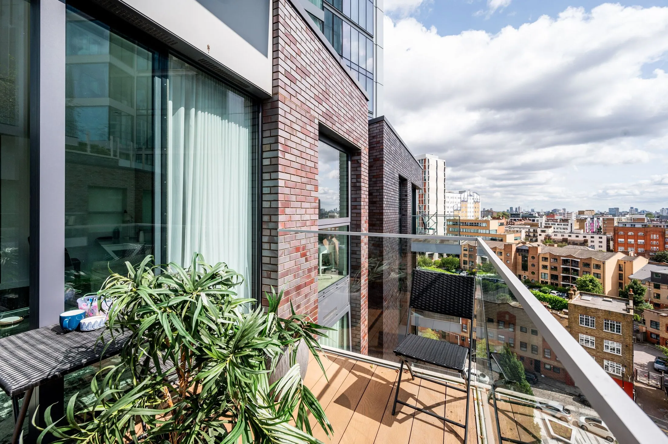 Flat Piazza Walk in Greater London