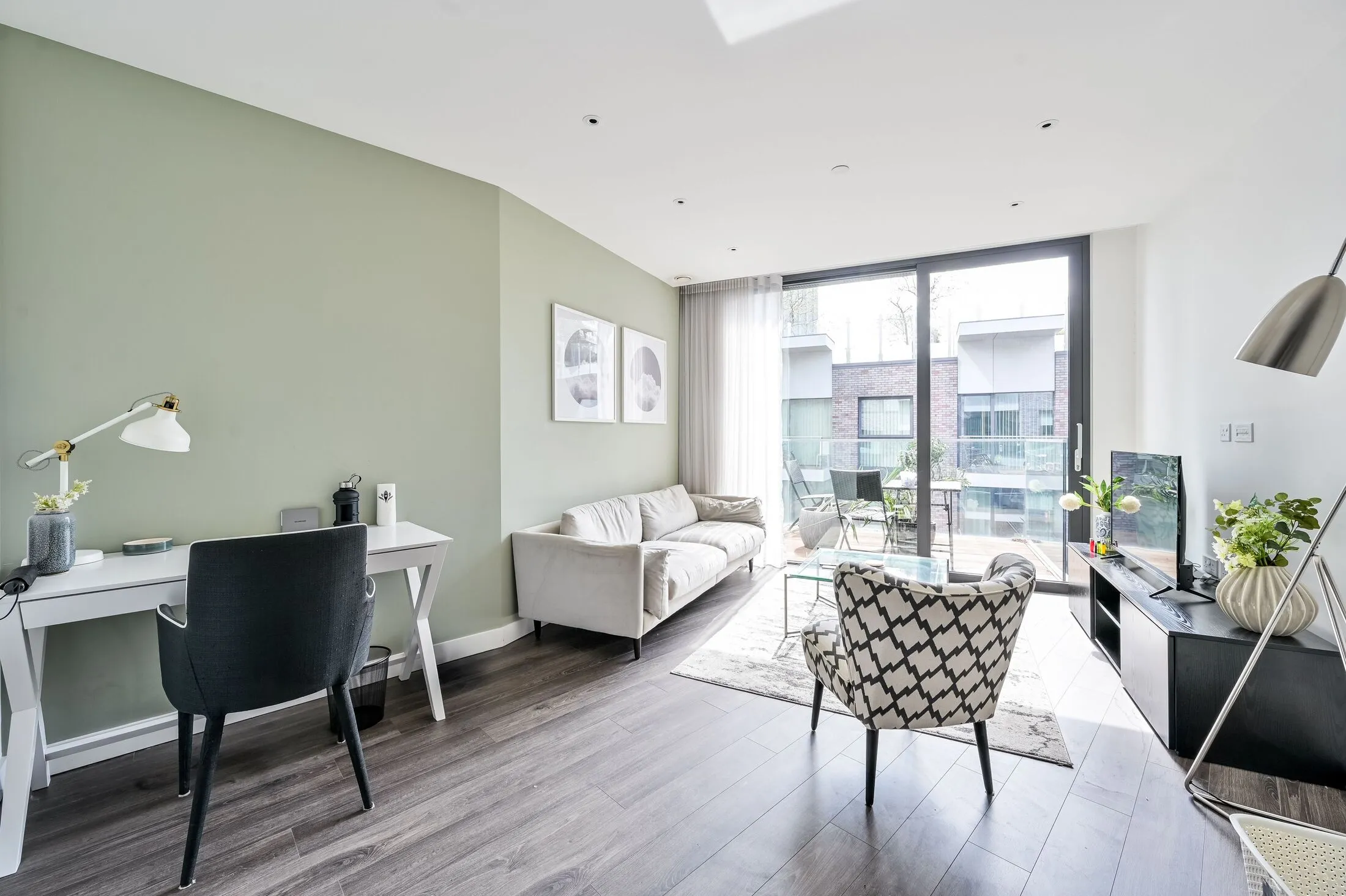 Flat Piazza Walk in Greater London