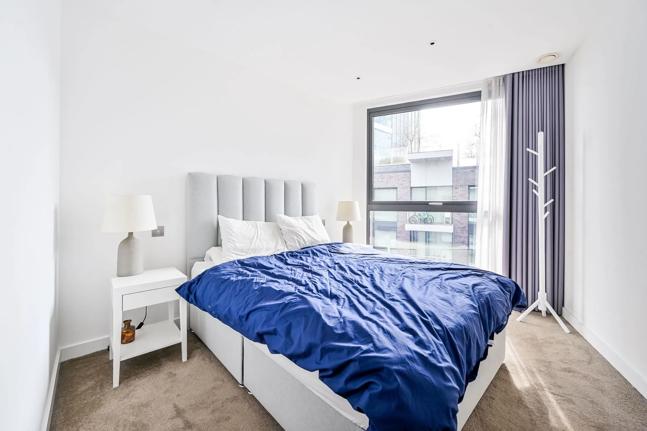 Flat Piazza Walk in Greater London