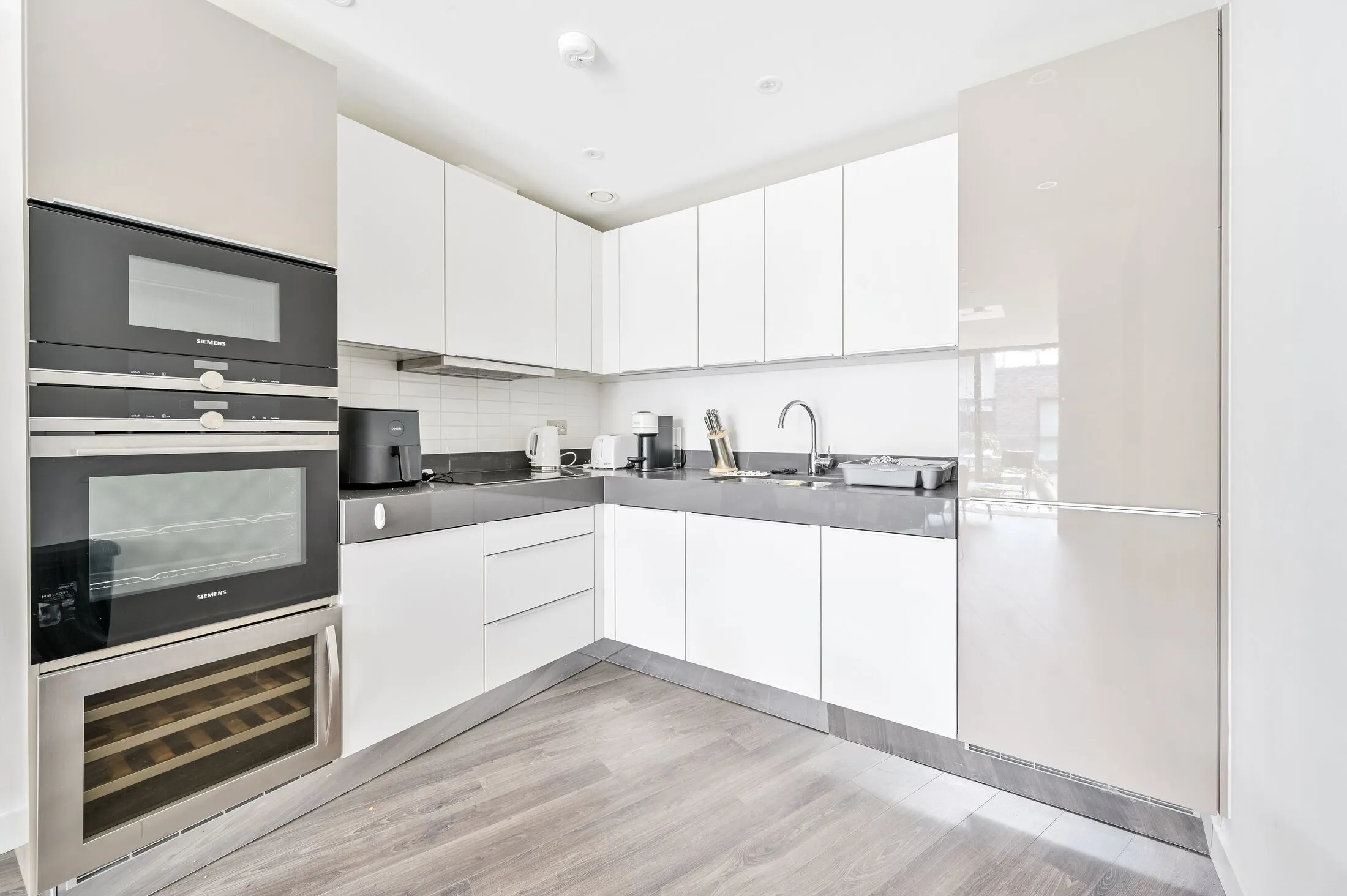 Flat Piazza Walk in Greater London
