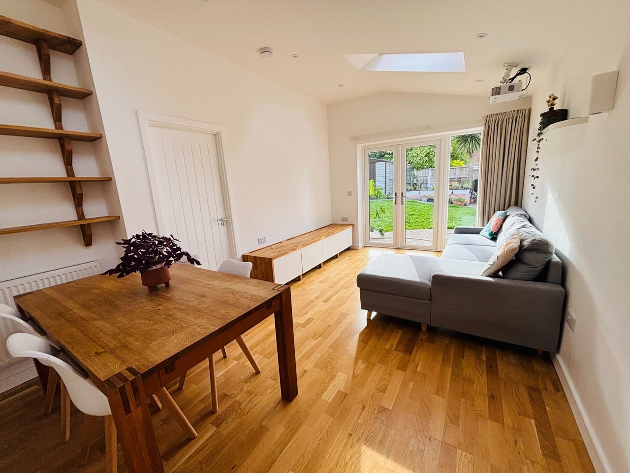 Room Prince Charles Avenue in Derby