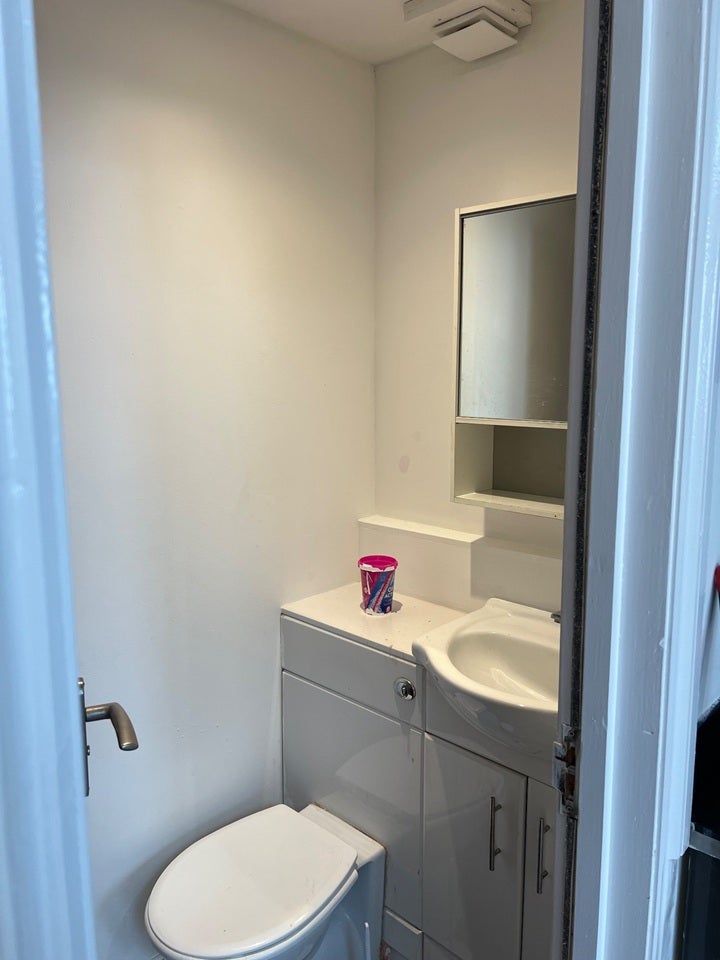 Flat Brookhill Road in Greater London