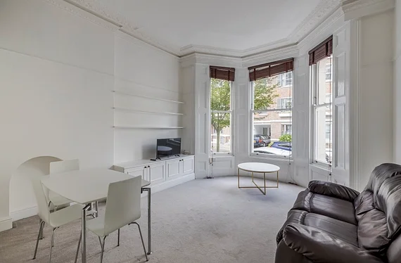 Flat Campden Hill Gardens in London
