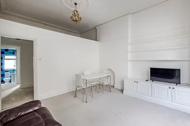 Flat Campden Hill Gardens in London