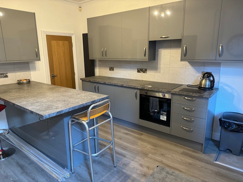 Room Sharrow Vale Road in Sheffield