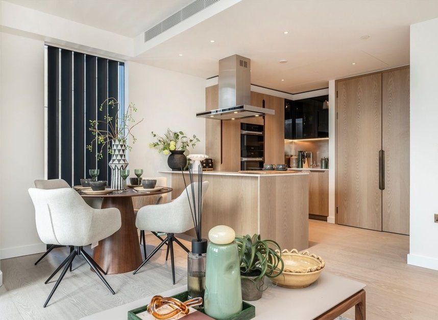 Flat Carnation Way in Greater London