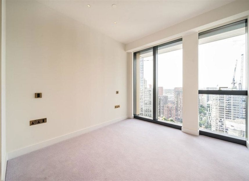 Flat Carnation Way in Greater London