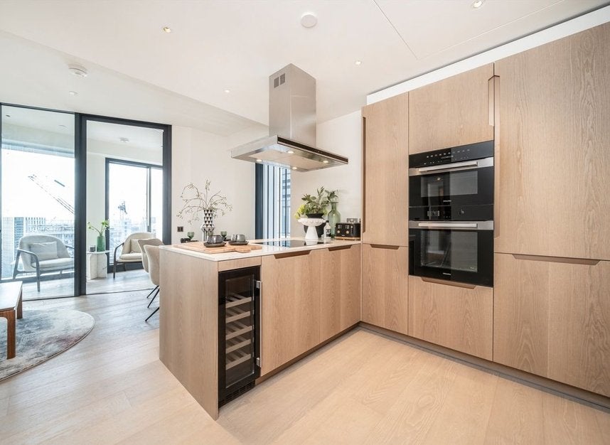 Flat Carnation Way in Greater London