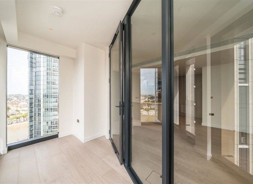 Flat Carnation Way in Greater London