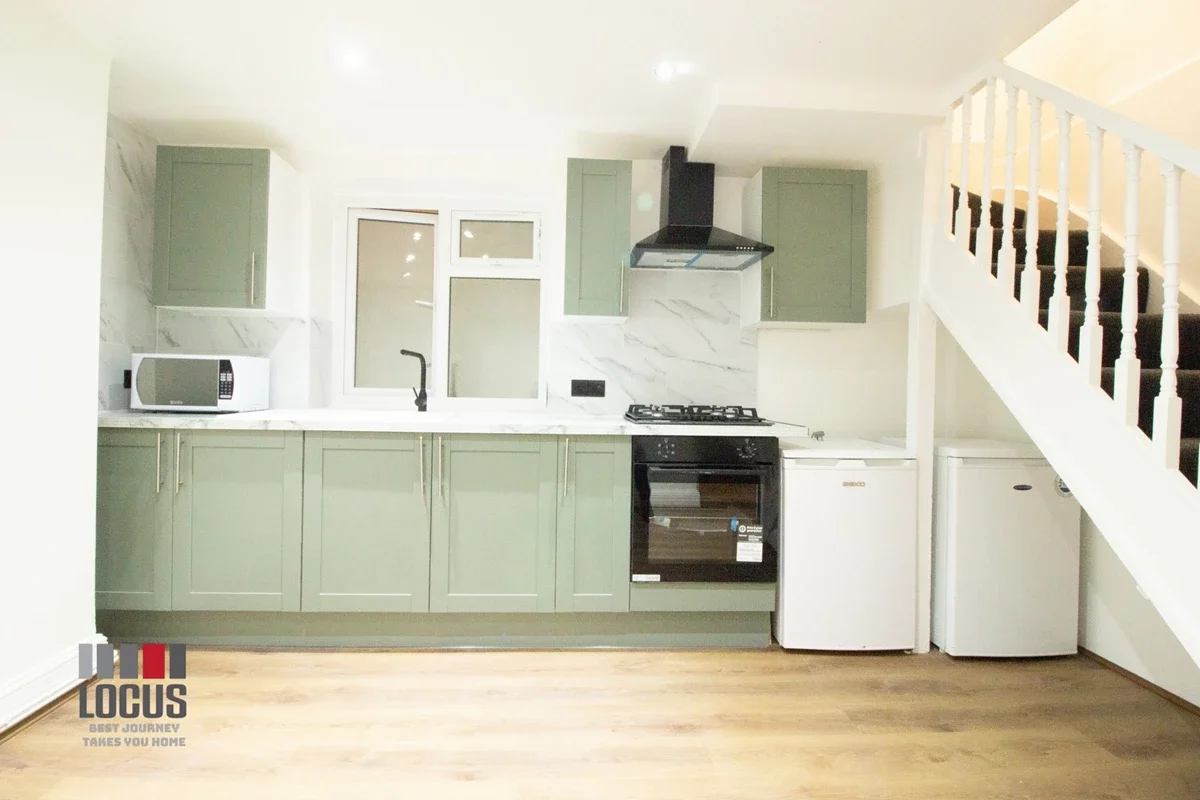 Flat Victoria Park Road in Greater London