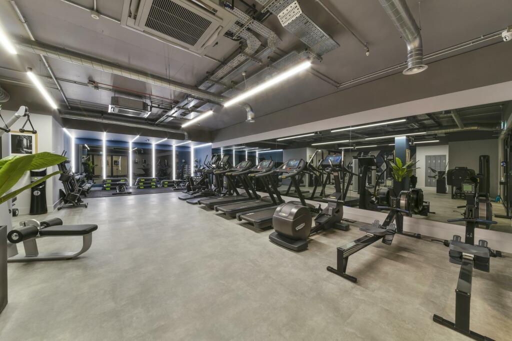 Flat Stepney Way in Greater London