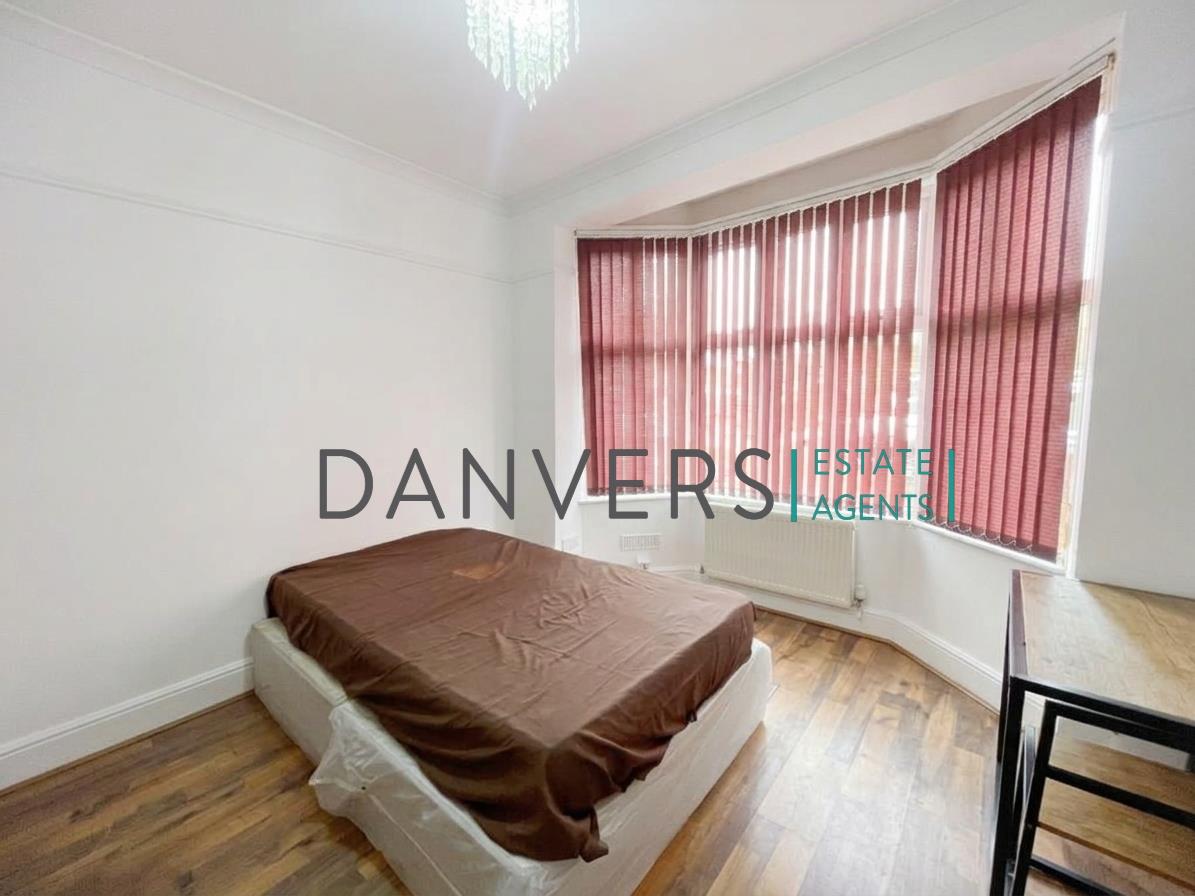 Room Kirby Road in Leicester