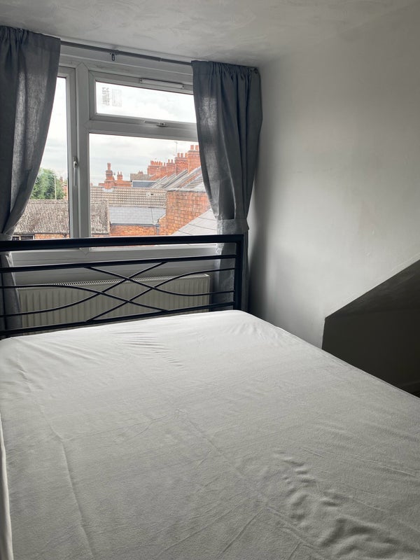 Room Evington Road in Leicester