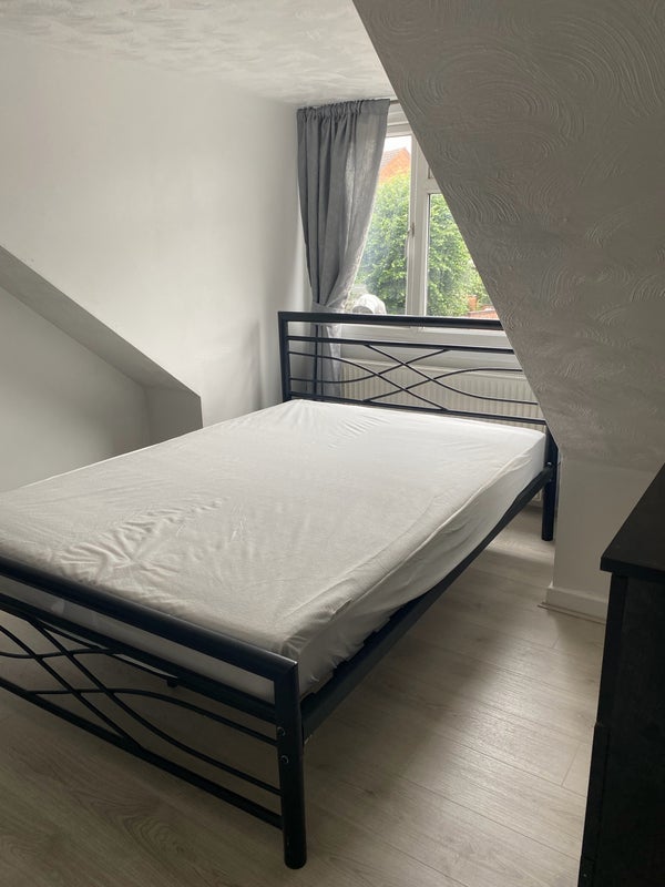 Room Evington Road in Leicester