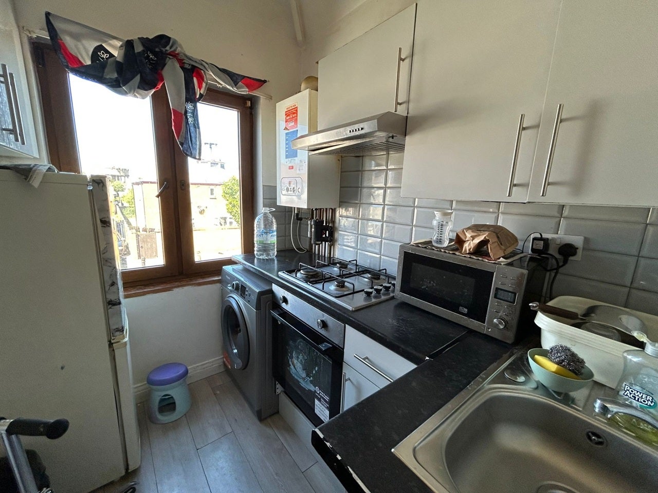 Flat Sunnycroft Road in Greater London