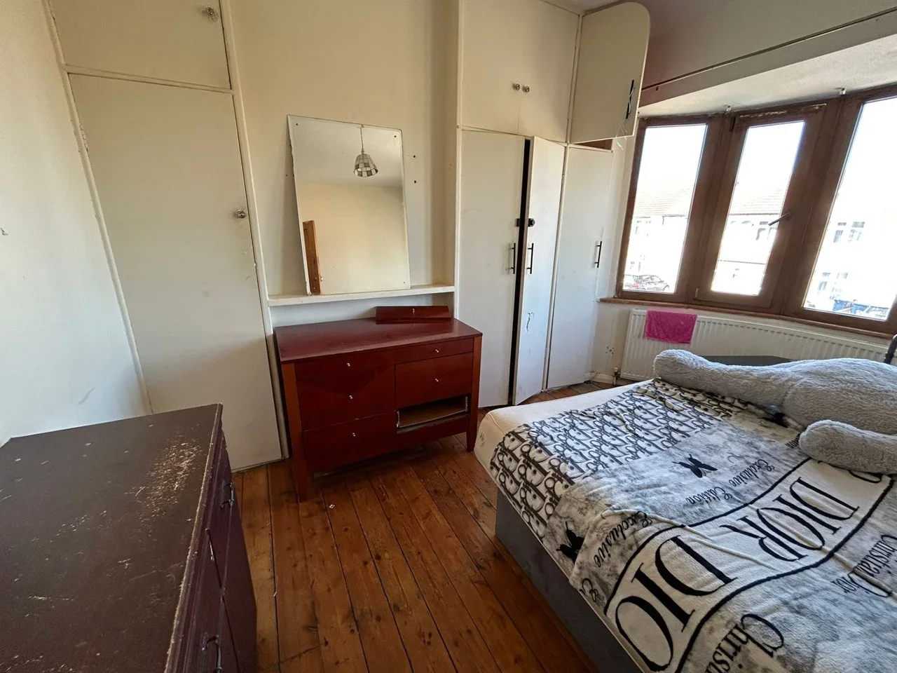 Flat Sunnycroft Road in Greater London