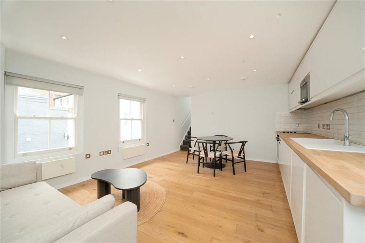 Flat Ellsworth Street in Greater London
