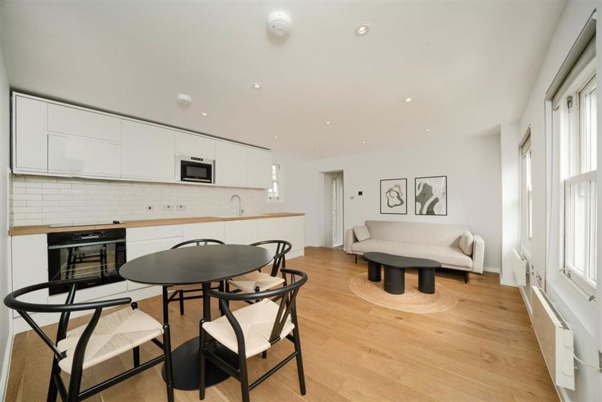 Flat Ellsworth Street in Greater London