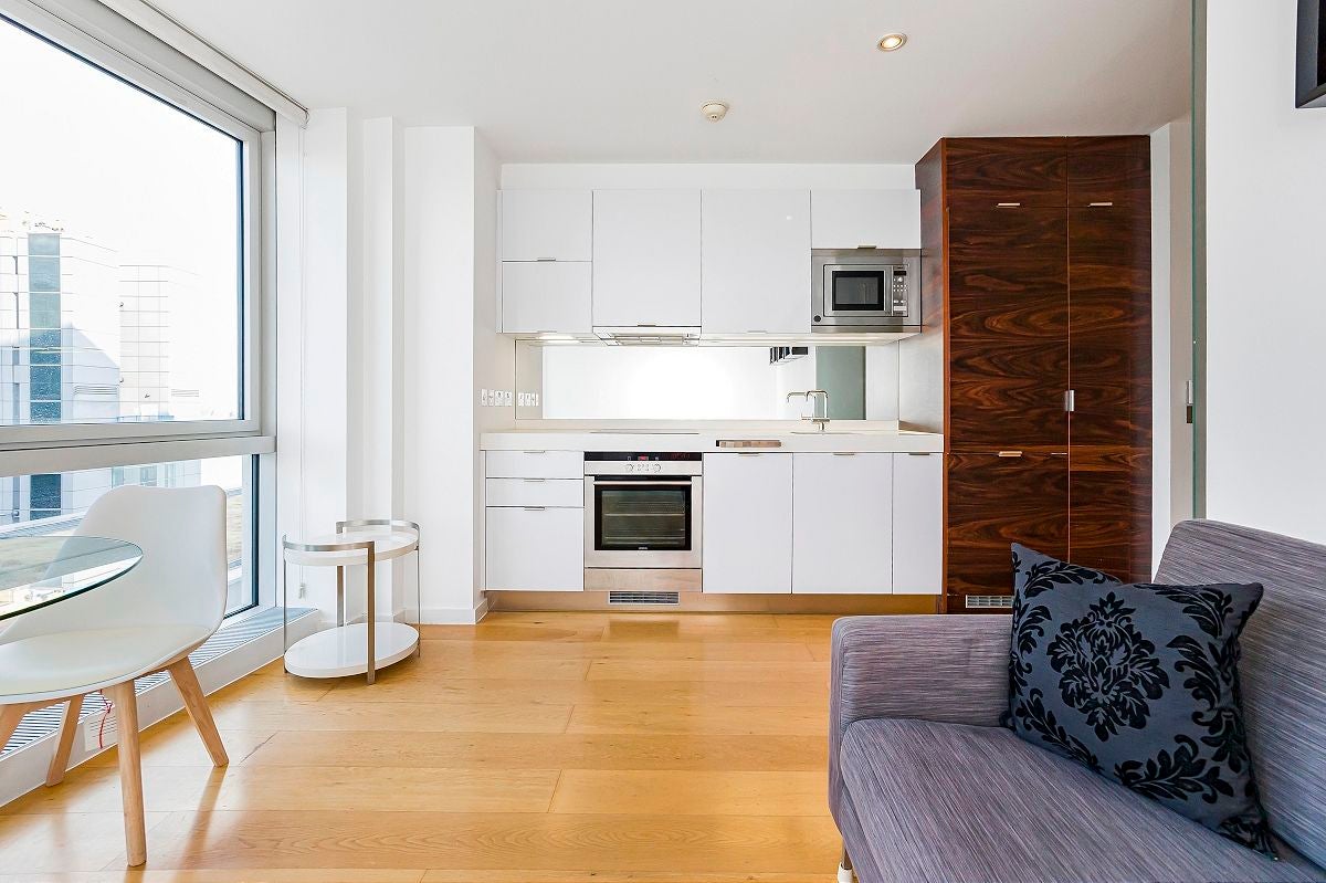 Flat Fairmont Avenue in Greater London