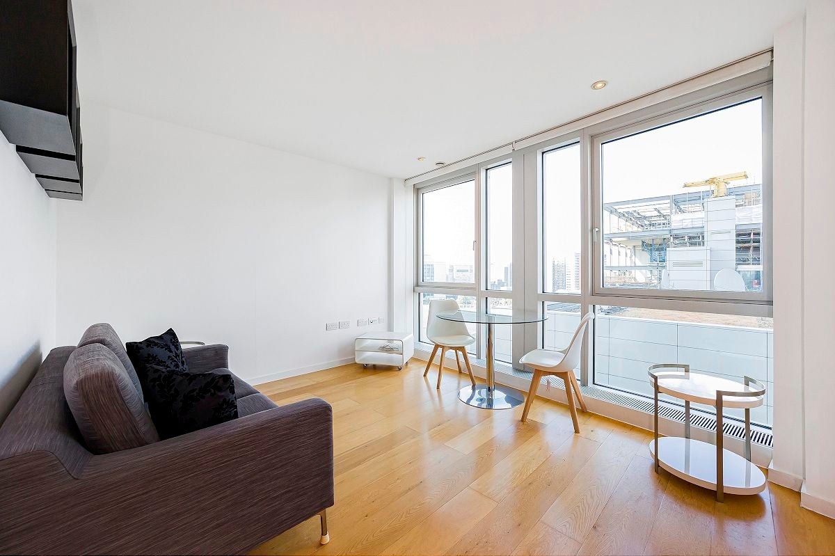 Flat Fairmont Avenue in Greater London
