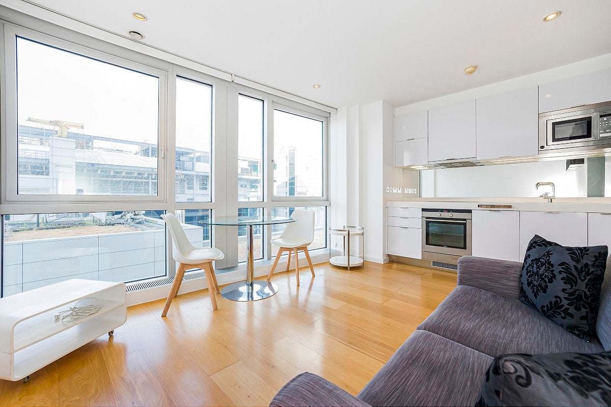 Flat Fairmont Avenue in Greater London