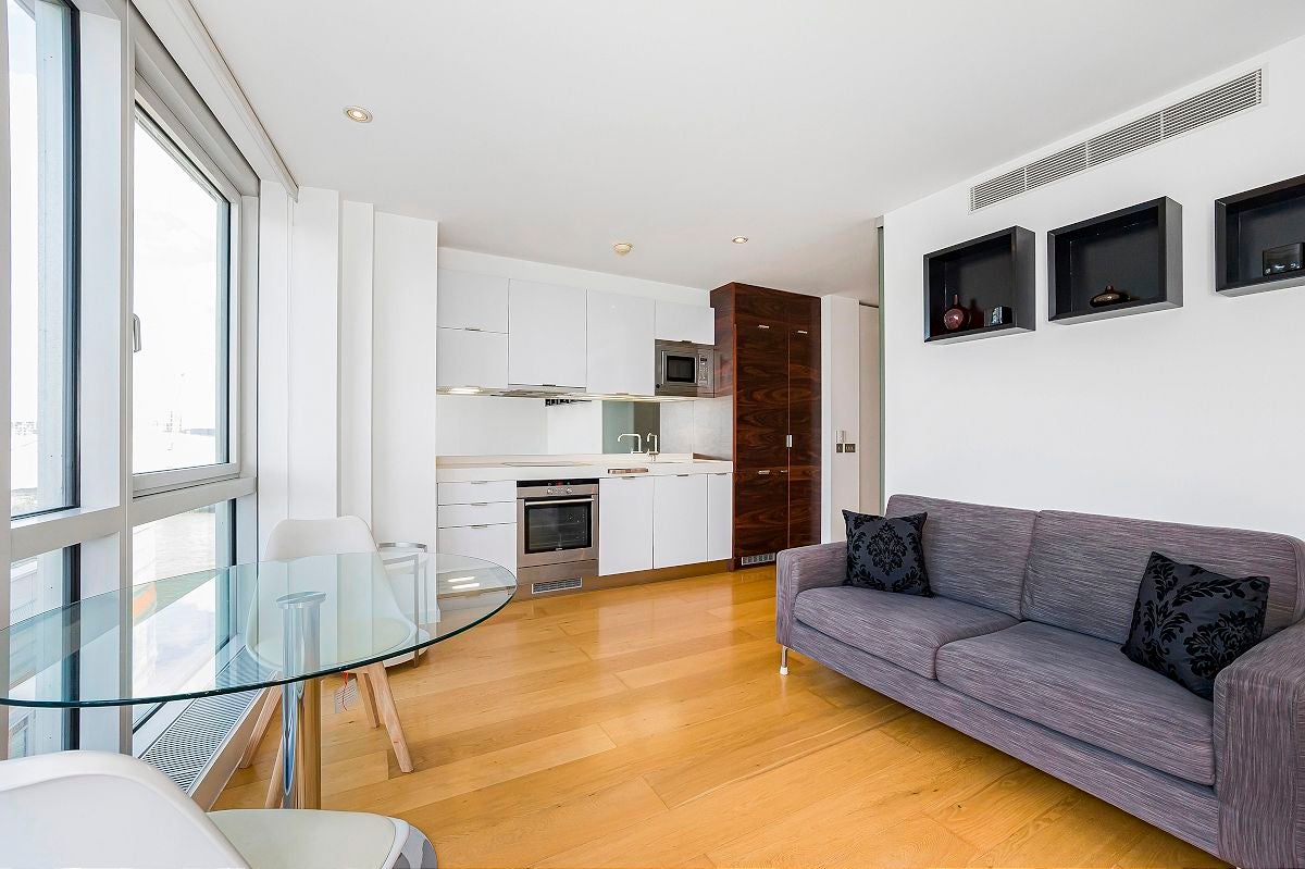 Flat Fairmont Avenue in Greater London