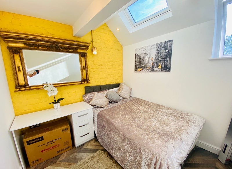 Room Balmoral Road in Manchester