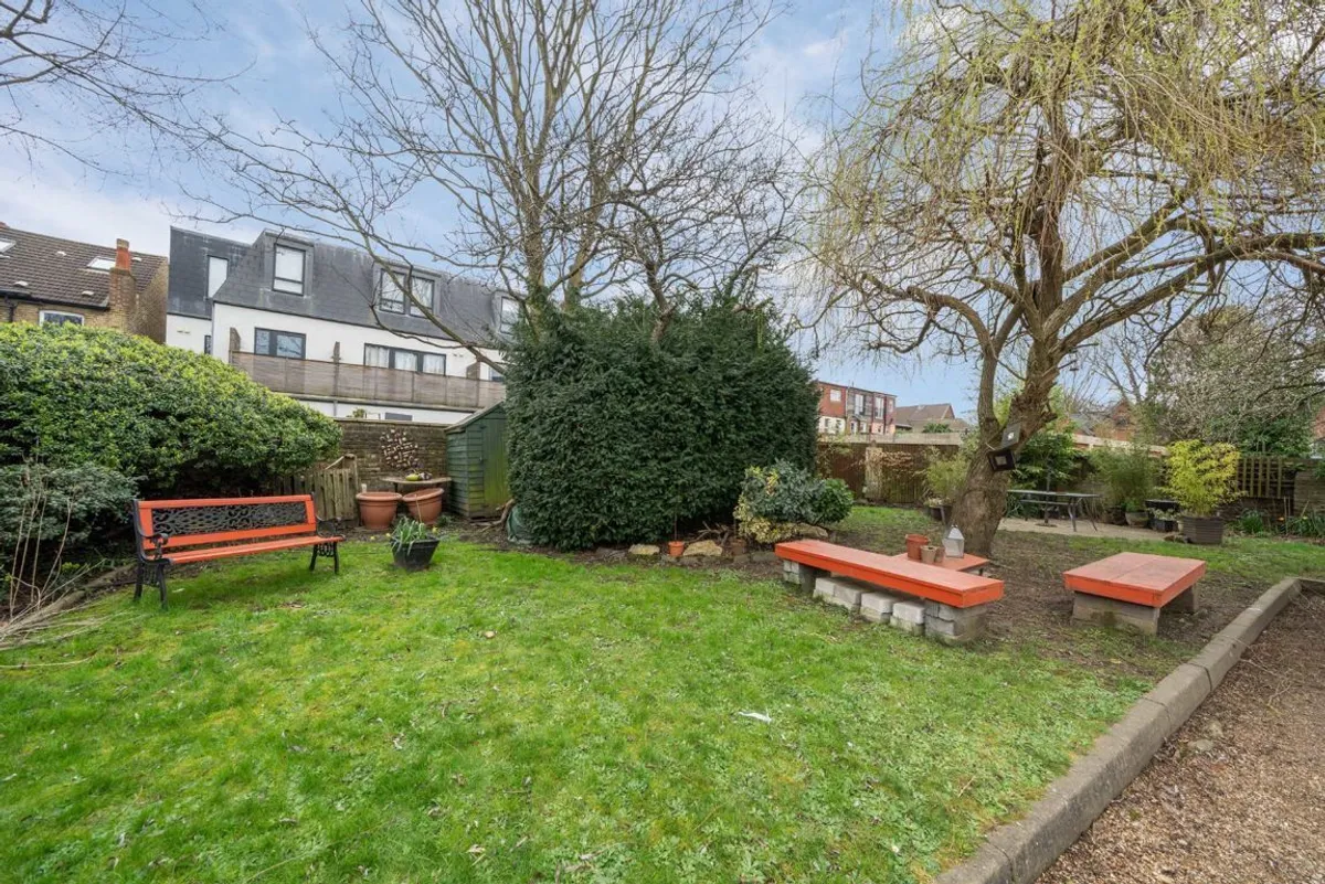 Flat Sutherland Road in Greater London