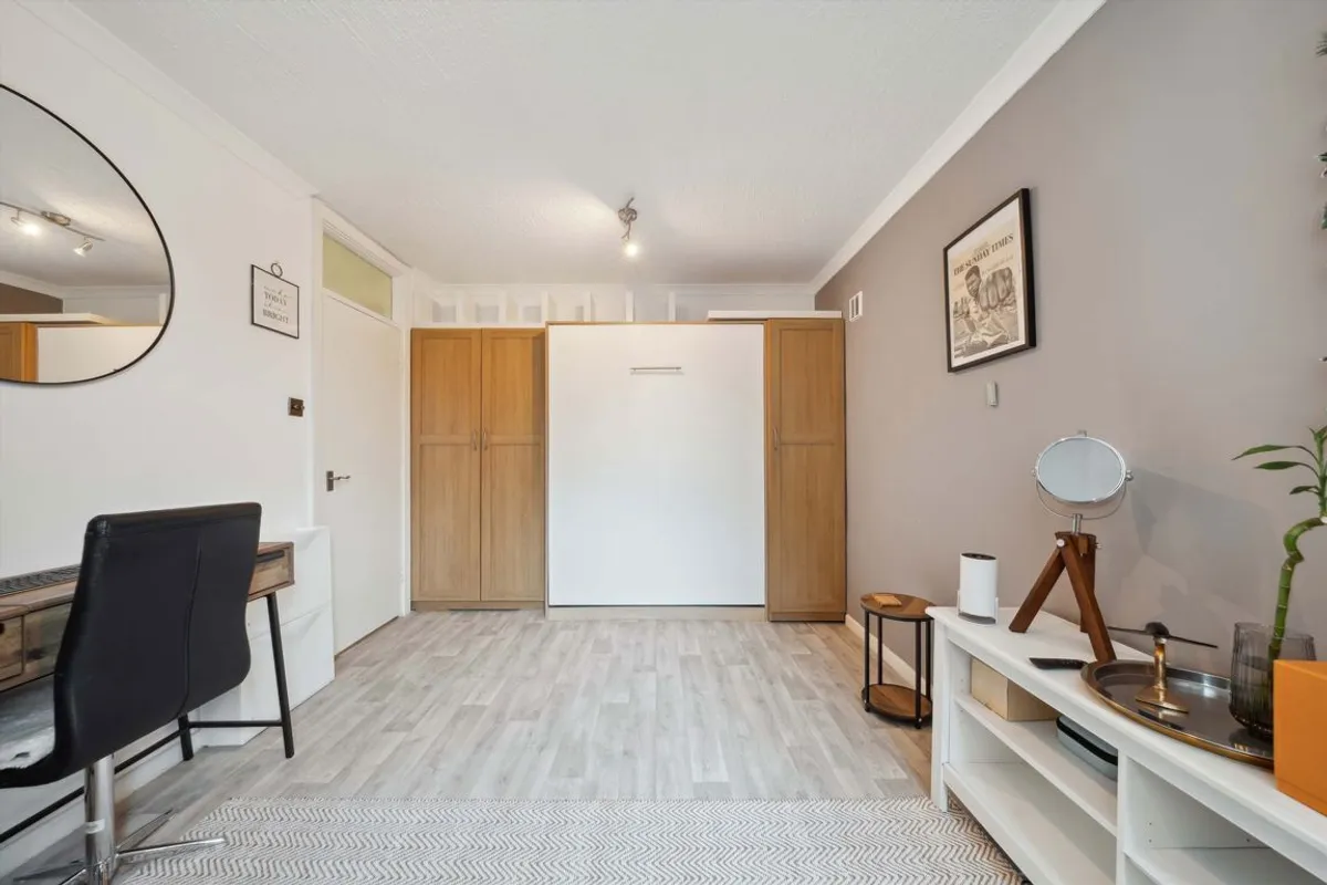 Flat Sutherland Road in Greater London