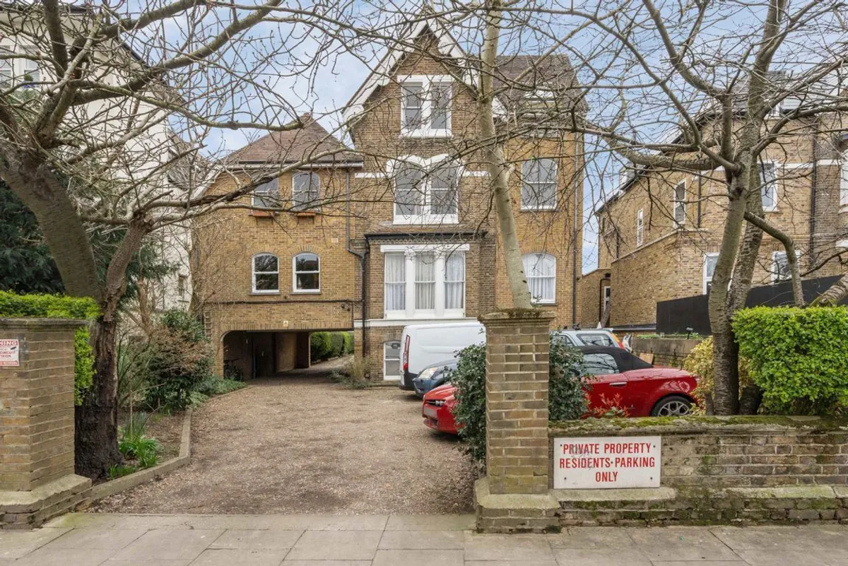 Flat Sutherland Road in Greater London