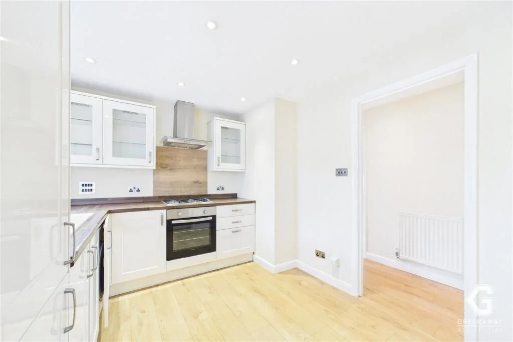 Flat Ladbroke Road in Reigate and Banstead