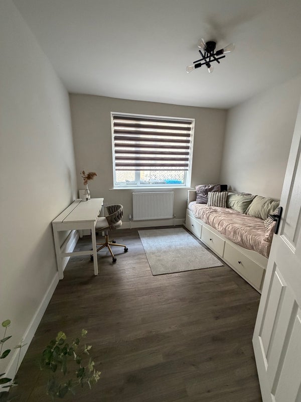 Room Brixey Road in Poole