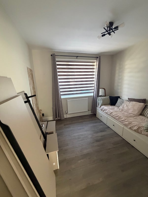 Room Brixey Road in Poole
