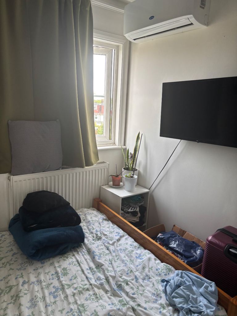 Flat Saxon Drive in Greater London