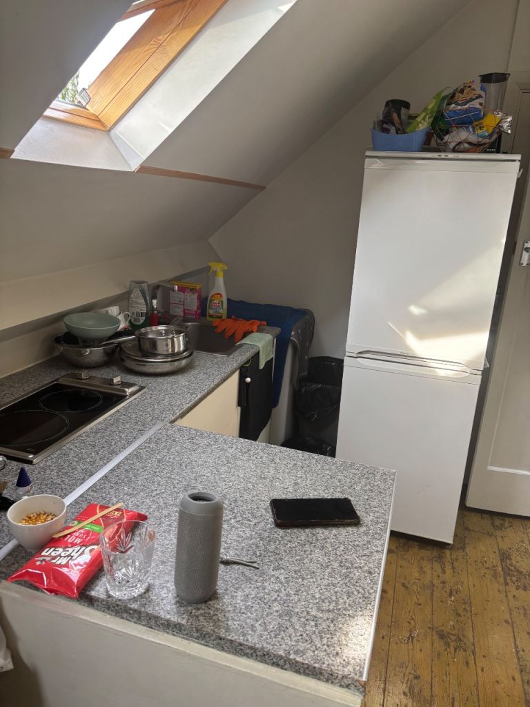 Flat Saxon Drive in Greater London
