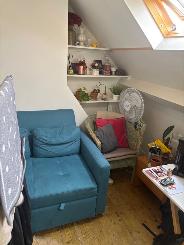 Flat Saxon Drive in Greater London