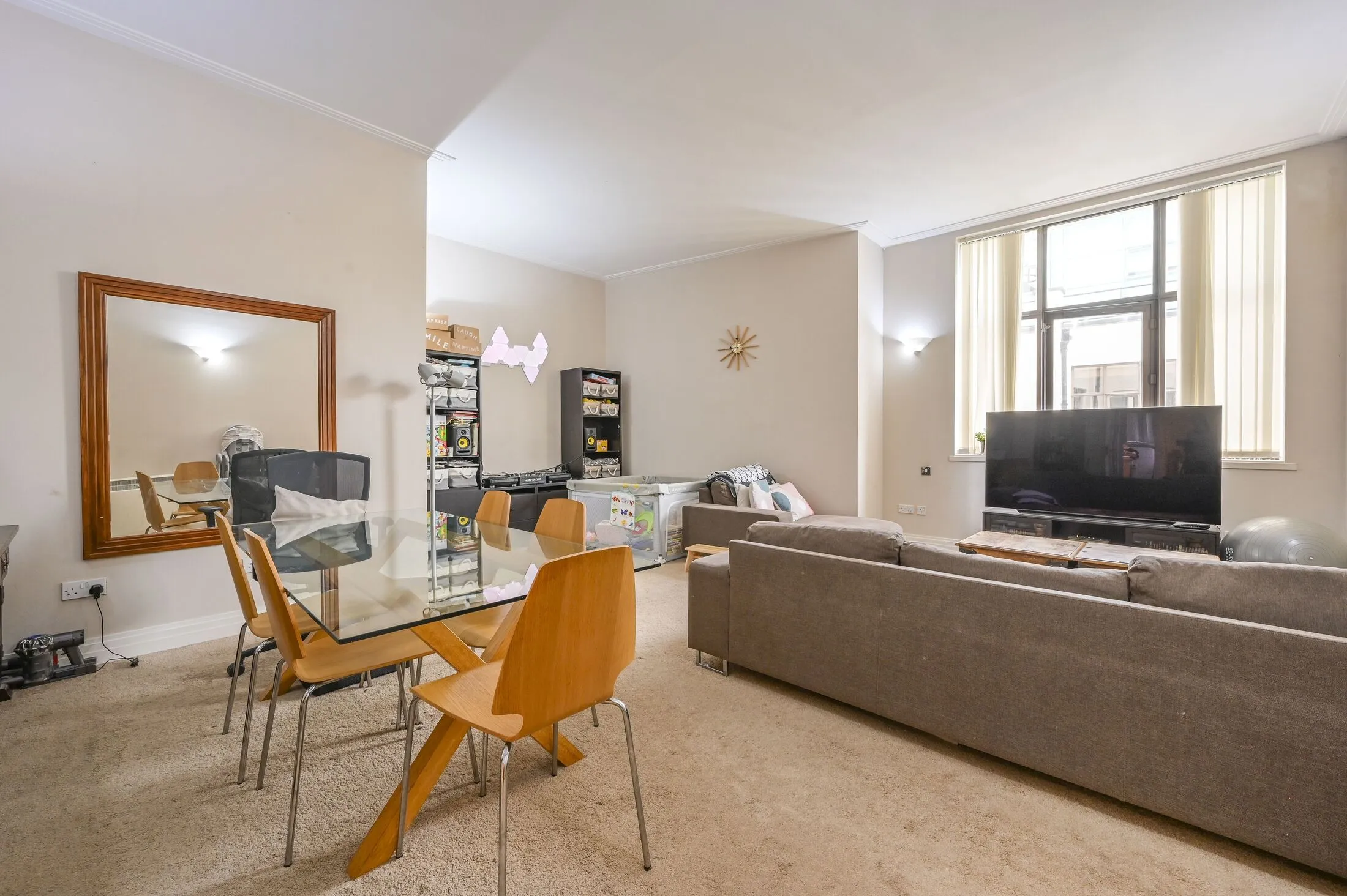 Flat Prescot Street in Greater London