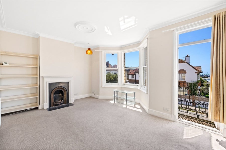 Flat Marine Avenue in Portslade by Sea