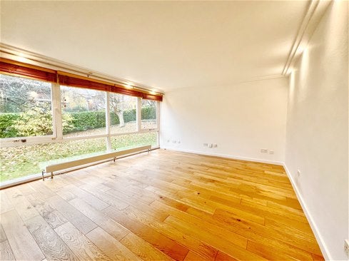 Flat Netherhall Gardens in London