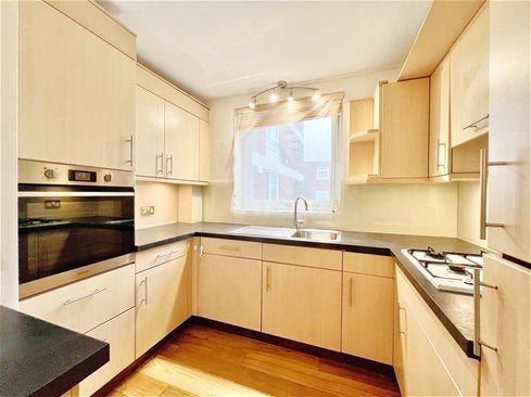 Flat Netherhall Gardens in London