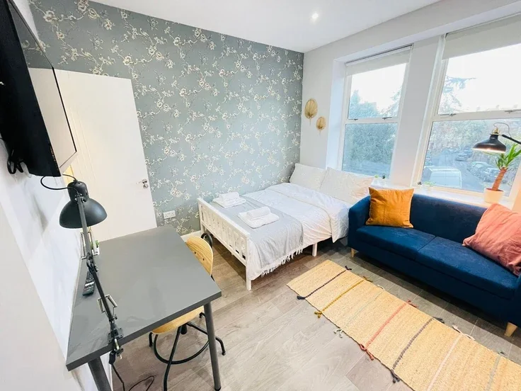 Flat Hawkwood Mount in Greater London