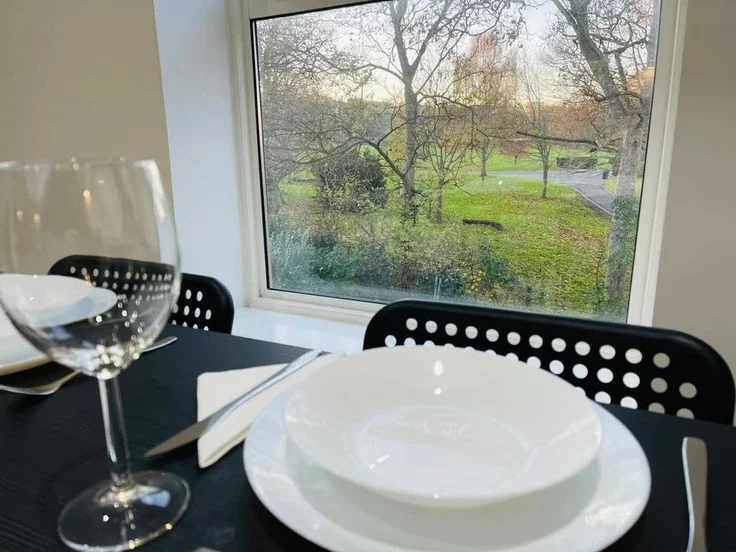 Flat Hawkwood Mount in Greater London