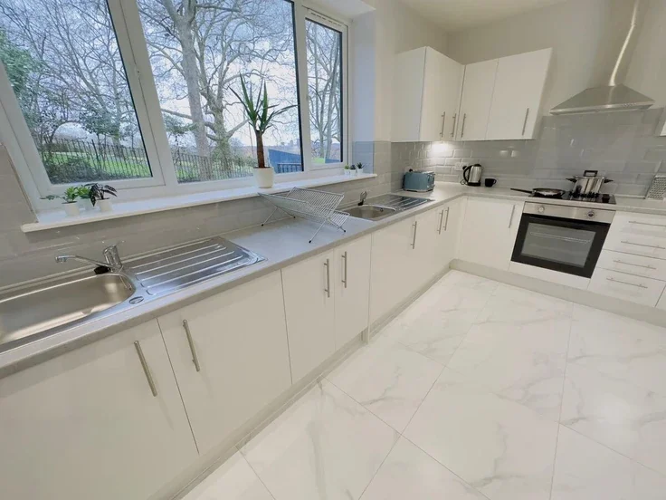 Flat Hawkwood Mount in Greater London
